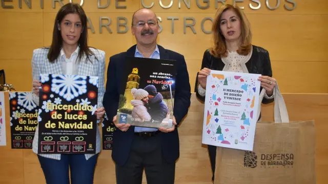 Lorena Espiérrez, José Antonio Pérez y Belinda Pallás con el cartel.