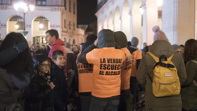 Los bomberos con camisetas naranjas, han llevado su protesta al encendido de las luces de Navidad en Huesca.