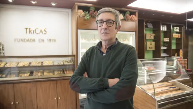 Manuel Tricas Benito posa en el interior de la pastelería donde ha transcurrido su vida.