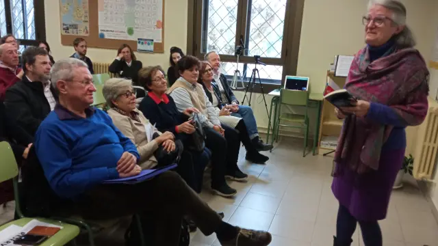 Pilar Bailes, coordinadora de Igualdad de la Escuela de Idiomas de Huesca, durante el acto de homenaje a Sol Acín al que ha asistido su hijo Sergio -sentado en primer plano- y dos de las hijas de Katia Acín, Ana y Katy.
