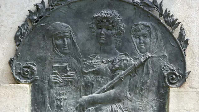 Josefa Amar y Borbón, junto a la madre Rafols y la condesa de Bureta, en el monumento del Portillo a Agustina Zaragoza y las Heroínas