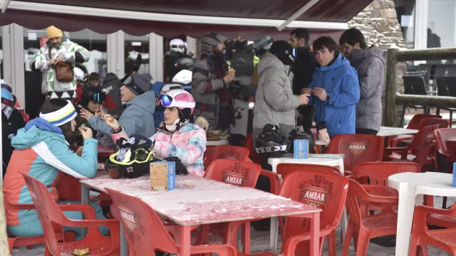 Esquiadores tomándose un descanso en una cafetería de Astún en el primer día de la temporada.