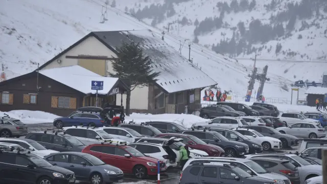 La estación de Astún ha recibido a los primeros esquiadores en el inicio de la temporada