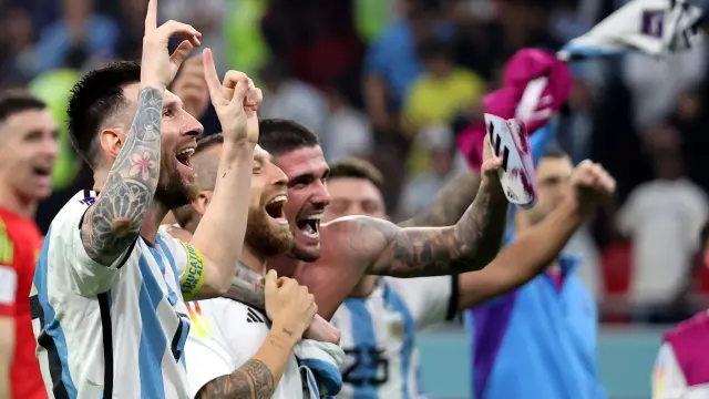 Messi celebra junto a sus compañeros el triunfo de Argentina