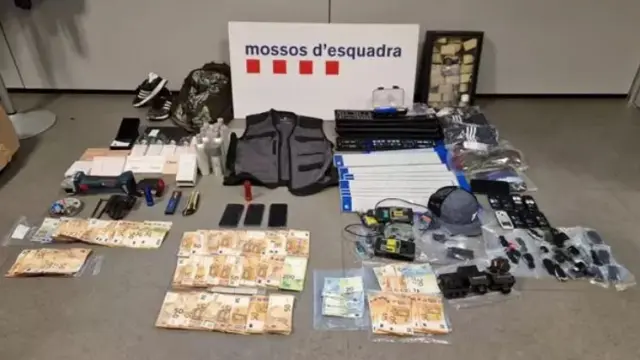 Algunas de las mercancías y dinero en metálico sustraído por el grupo criminal especializado en robos de cargas de camiones en carreteras catalanas