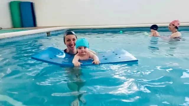Durante las sesiones, los bebés aprenden que se pueden desplazar en el agua