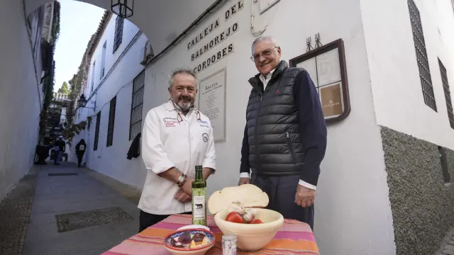 El chef Matías Vega y el presidente de la Cofradía del Salmorejo Cordobés, Miguel del Pino,