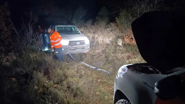 Los voluntarios de Protección Civil de la Hoya de Huesca rescatan a un vehículo atascado en el barro.
