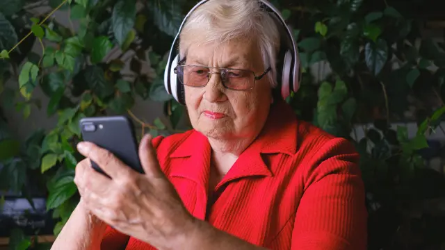 Usar el móvil es imprescindible hoy en día hasta para los más mayores.