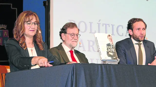 Mariano Rajoy entre Olga Asensio e Isaac Claver, ayer en Monzón.