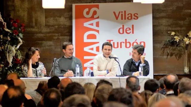 El alcalde de Huesca, primero por la derecha, en la mesa de debate sobre las elecciones de 2023