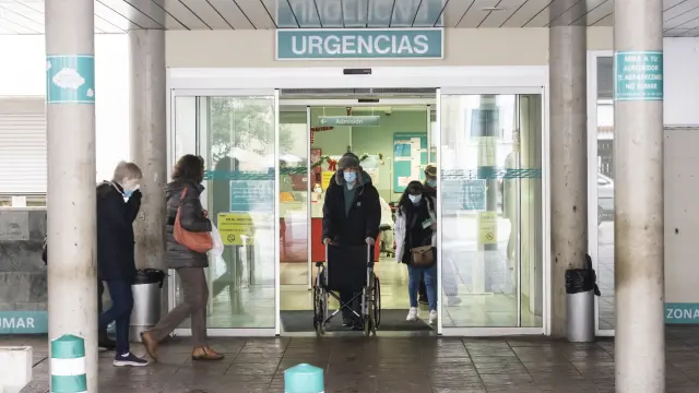 Varias personas, mientras salían o entraban a las urgencias del Hospital Miguel Servet.