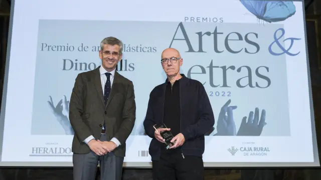 El director de HERALDO, Mikel Iturbe, hizo entrega a Dino Valls del premio en la categoría de Artes plásticas.