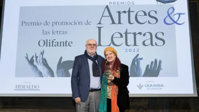 En la imagen Jose Ignacio López Susín, director de Política Lingüística del Gobierno de Aragón, junto a Trinidad Ruiz, fundadora de Olifante.