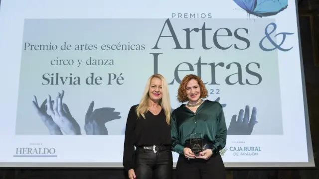 Silvia de Pé recibió el galardón de manos de Ros Cihuelo, diputada delegada de Cultura de la DPZ.