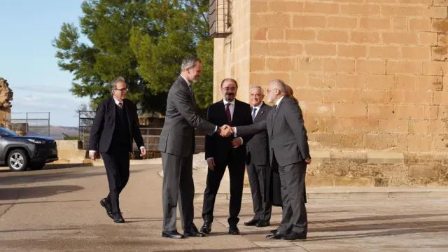 Felipe VI ha sido recibido en el Parador de Alcañiz por el presidente de Aragón, Javier Lambán; el rector de la Uned, Ricardo Mairal, y el alcalde de Alcañiz, Ignacio Urquizu, entre otras autoridades.