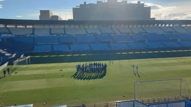 La plantilla del Real Zaragoza, al inicio del entrenamiento de este jueves.