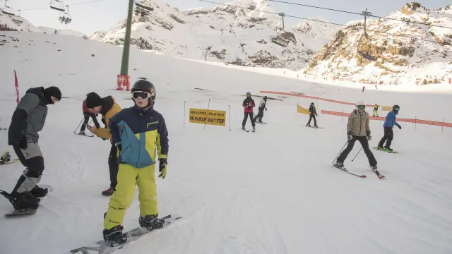 Esquiadores este fin de semana en Formigal, que como el resto de estaciones del Pirineo ha podido aumentar su superficie esquiable, a las puertas de la Navidad.
