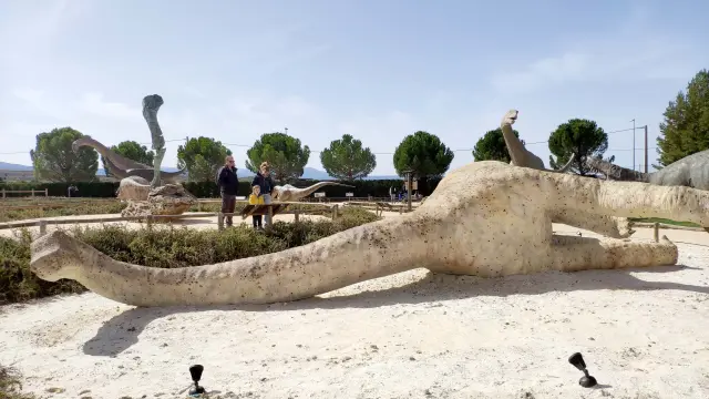 Visitantes al parque, disfrutando de la escultura Galveosaurus en Tierra Magna Dinópolis Teruel.