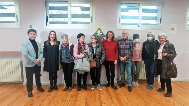 El alcalde de Huesca, primero por la izquierda, junto a la trabajadora social y participantes en el taller Artecuidados.