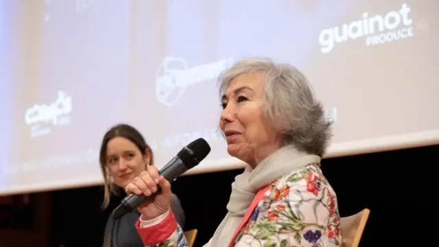 Isabel Genis mira a la protagonista de su corto 'Nonna', Teresa del Olmo, durante el estreno en el Centro de Historias.