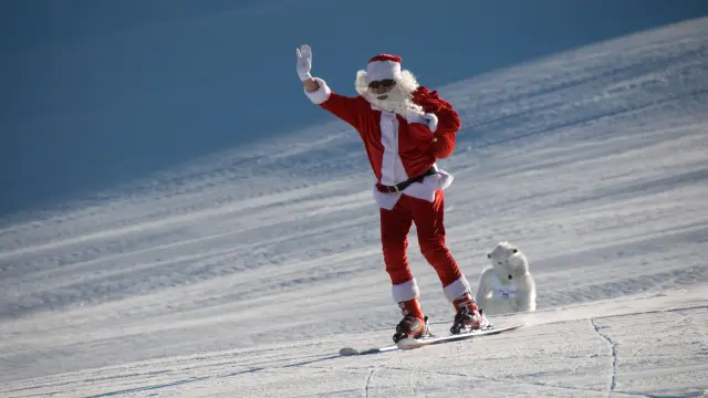 Papá Noel desciende por una pista en Aramón Cerler.