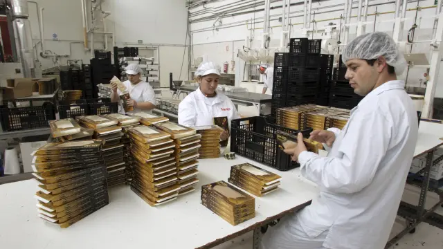 Preparación de los turrones fabricados en la planta que Chocolates Lacasa tiene en la localidad zaragozana de Utebo.