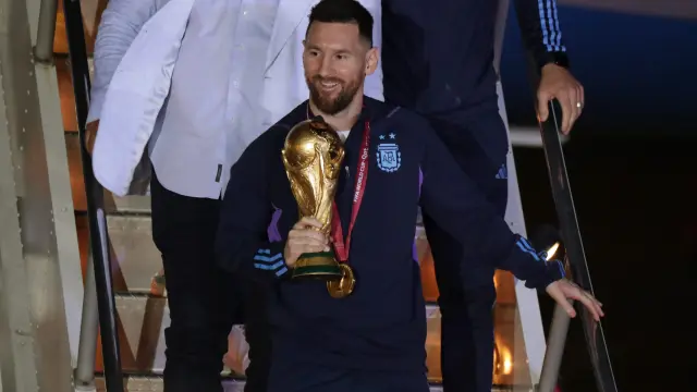 Messi al aterrizar en Argentina con la copa del mundo