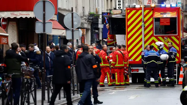 Policías y servicios de emergencia, en el lugar del tiroteo, en la calle de Enghien de París.