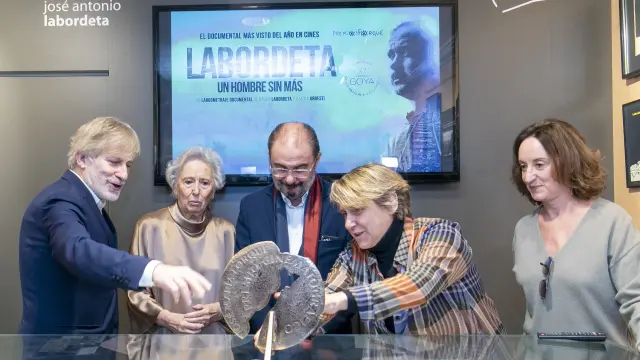 Los directores del documental de Labordeta junto a Lambán y la viuda del cantautor, Juana de Grandes.