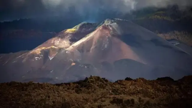 Vistas del volcán Tajogaite desde la carretera sobre la colada LP213