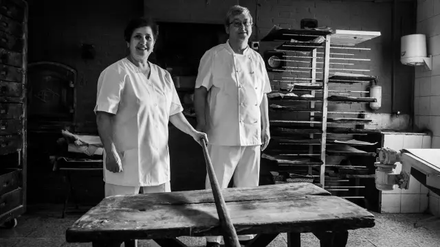 María José Blecua y su marido José Luis en su panadería de Villanueva de Sijena