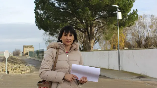 Ana Belén González frente a una de las cámaras recién instaladas en Alcubierre.