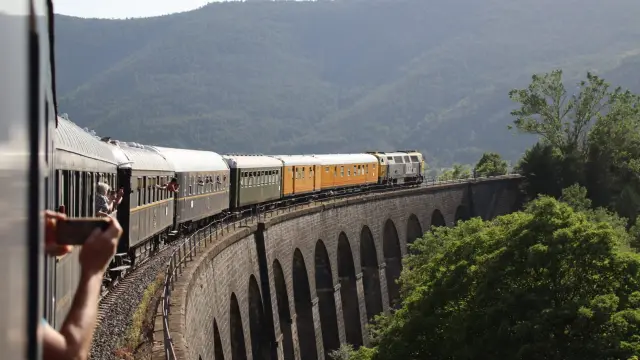 El tren histórico de los miembros de Azaft y los de Madrid que realizó dos viajes a Canfranc el año pasado y se utiliza por primera vez en invierno.