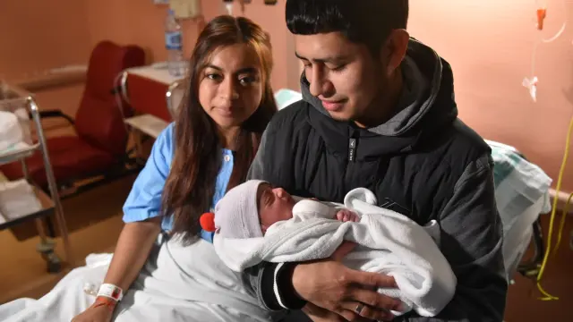 Mayra Guamán y Anthony Romero con el pequeño Justin Alexander en la habitación del Hospital.