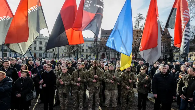 Soldados ucranianos celebran el 114 aniversario del nacimiento de Stepan Bandera, activista político del independentismo ucraniano de Rusia.