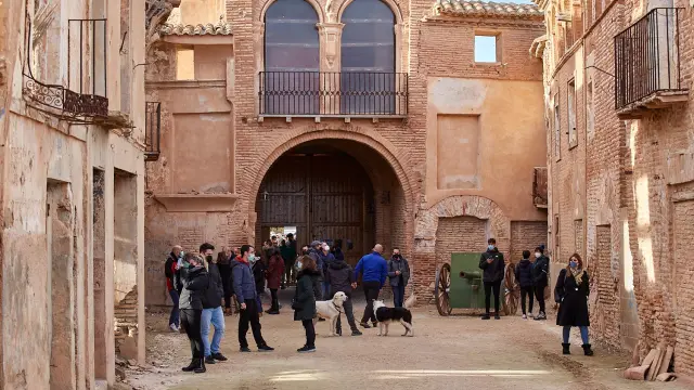 Turistas visitan el Pueblo Viejo de Belchite