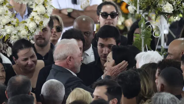 Lula consuela a la viuda de Pelé, Marcia Aoki, durante el segundo y último día de velatorio.
