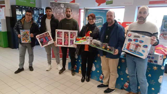 La SD Huesca ha participado con la Fundación Alcoraz en una recogida de juguetes a beneficio de Cruz Blanca.