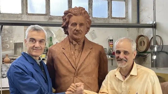 El monumento del premio Nobel Albert Einstein, entre el ingeniero Juan Antonio Ros (a la izquierda) y el modelista Jesús Gazol.