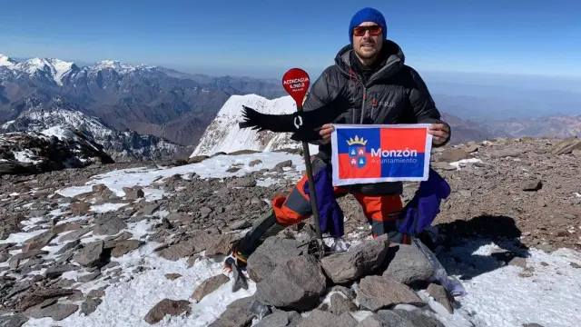 Andrés Vilalta, en la cima del Aconcagua, con la bandera de Monzón.