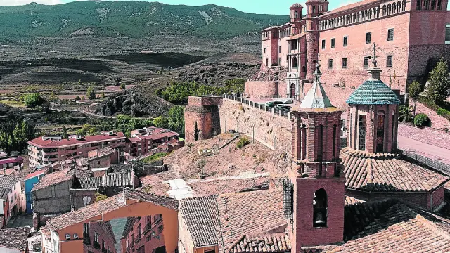 El castillo del Papa Luna preside el casco urbano de Illueca desde un altozano.