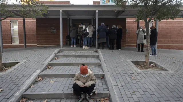 Personas esperando entrar a las urgencias del PAC La Bombarda