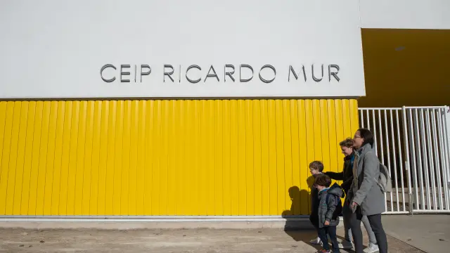 Nati García y Cristina Tamaral, con sus hijos, frente al nuevo colegio Ricardo Mur.