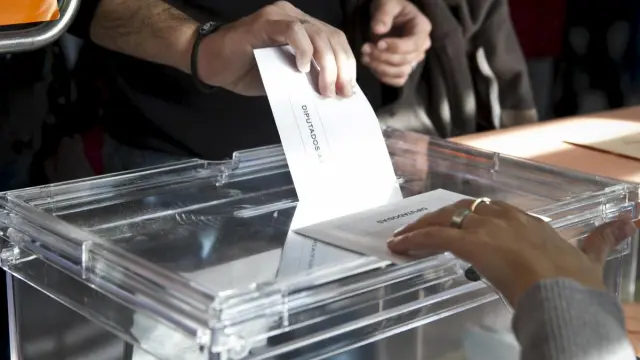 Una persona votando en el colegio Agustina de Aragón de Zaragoza en las elecciones generales de 2011