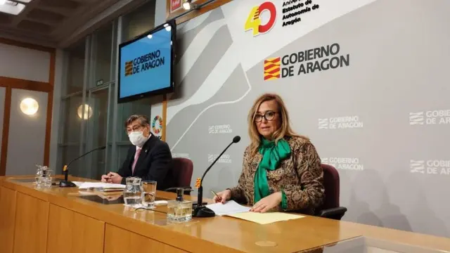 La consejera de Presidencia de Aragón Mayte Pérez y el vicepresidente, Arturo Aliaga, en una rueda de prensa hoy.