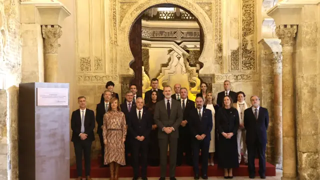 Felipe VI, con Alegría, Lambán, Sada, la Mesa y Junta de las Cortes y expresidentes de la Cámara.