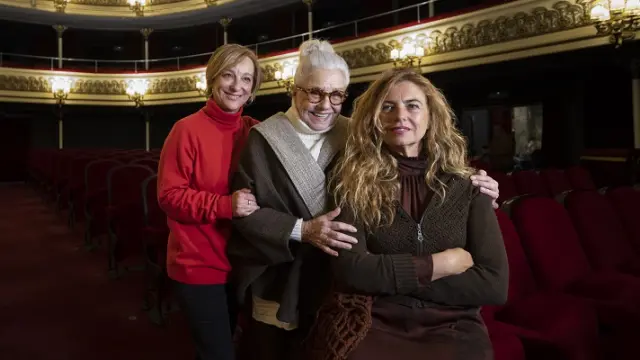 De izquierda a derecha, Ana Labordeta, Lola Herrera y Lola Baldrich en el Teatro Principal.