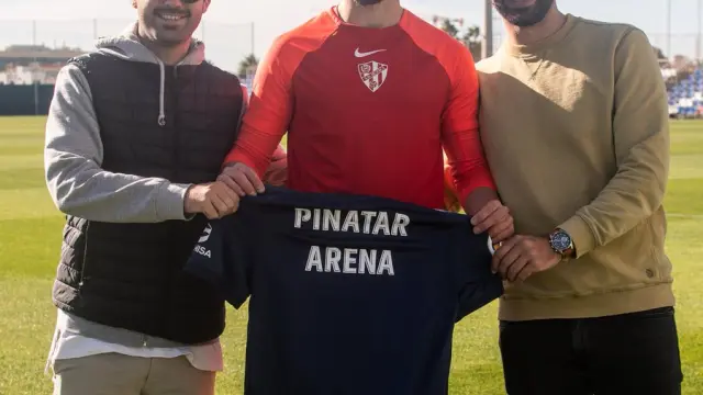 Jorge Pulido, con dos de los gestores del Pinatar Arena.