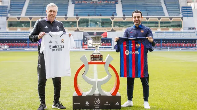 Carlo Ancelotti y Xavi Hernández posan con la copa en Riad